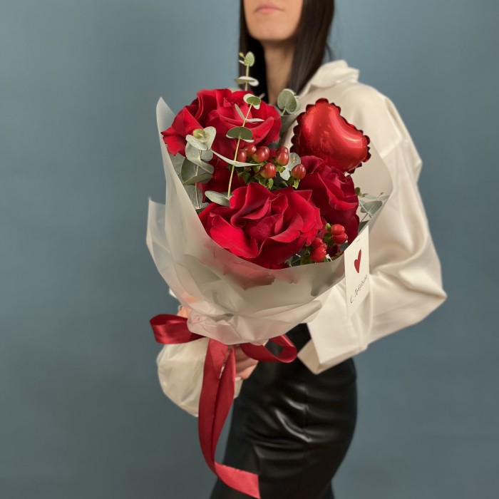 Букет с розами и шариком Сердце в цветах